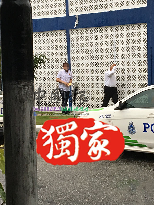 涉嫌毆打志願警衛局團員、被警方追緝的拿督斯里級華裔商人(左)今午在律師(右)和友人陪同下,到安邦再也警察總部自首。