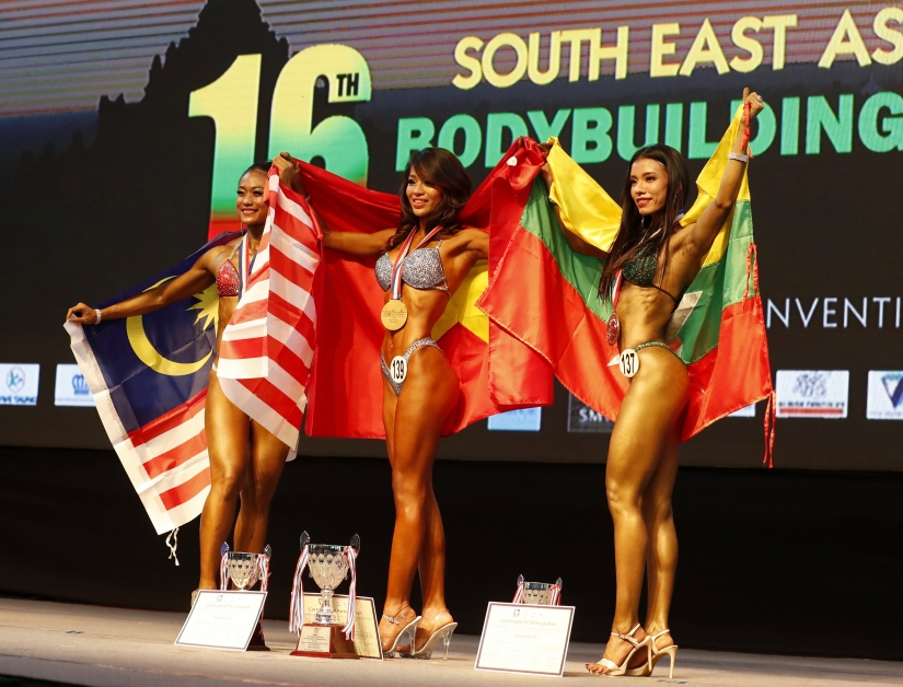 大马选手菲洛美娜（左起）与越南和缅甸选手，在165公分以上级别，赢得奖牌。