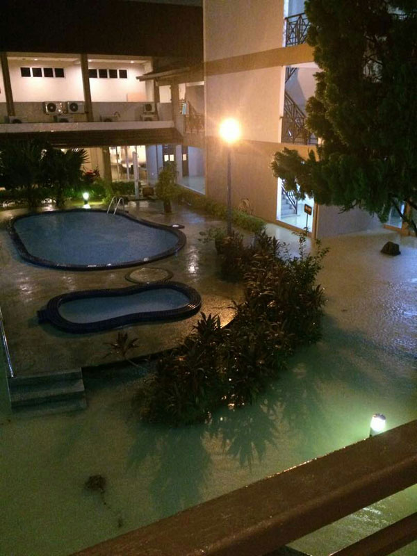 檳島西南縣一間酒店公共場合被水淹沒。（照片取自社交媒體）