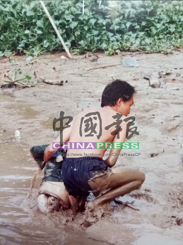 張振順自告奮勇協助警方將謝文晶上半截的屍體從河床抱上岸。