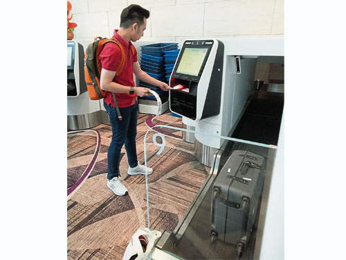 乘客可依據自動托運行李提袋機的步驟，自行完成托運手續。