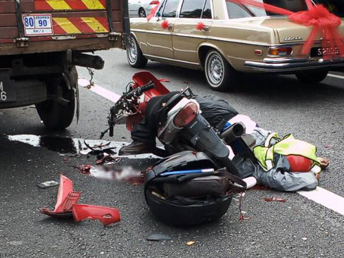  　摩哆騎士撞上一輛停在緊急車道的羅厘後部，結果當場斃命。（取自網絡）