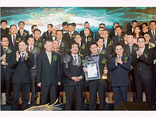 佐哈里阿都干尼（前排左3）頒獎給精英獎得主；前排左起為劉鴻輝、張裘昌，右起為陳漢光及蔡兆源。
