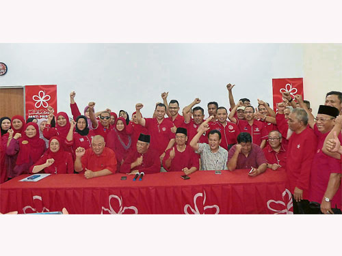 ■慕尤丁（前左3）帶來柔州土著團結黨領袖高喊“團結”口號，展現上下一條心。