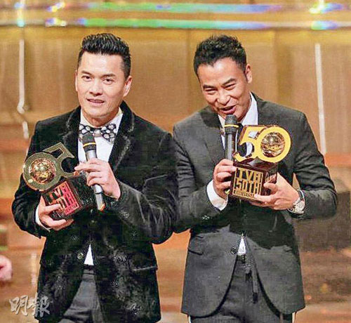 呂良偉（左）與任達華（右）擔任台慶嘉賓獲贈紀念獎座。 