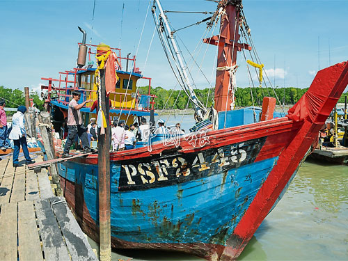 皇家海軍及海事執法機構及時保住價值約100萬令吉的漁船。