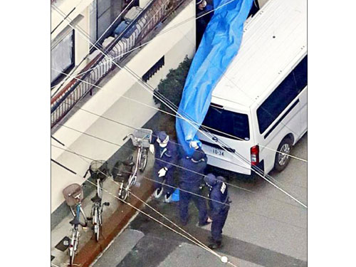日本大阪府警搜查人員在寢屋川市一名53歲婦女家中，找到疑似裝有4具嬰屍的紙箱和被灌滿水泥的水桶。（互聯網） 