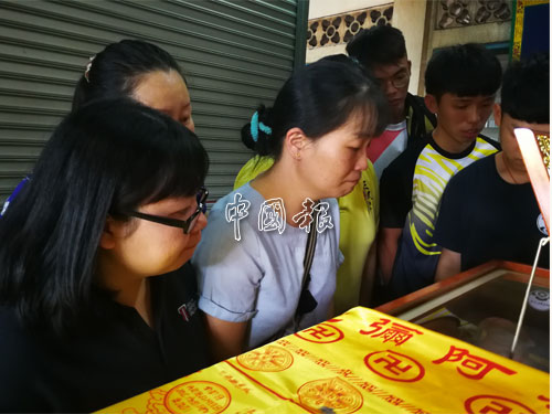數名女教師最后一次“看望”謝國俊，忍不住流淚。