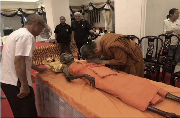泰國的龍婆瑞高僧去世100日，屍體不腐。