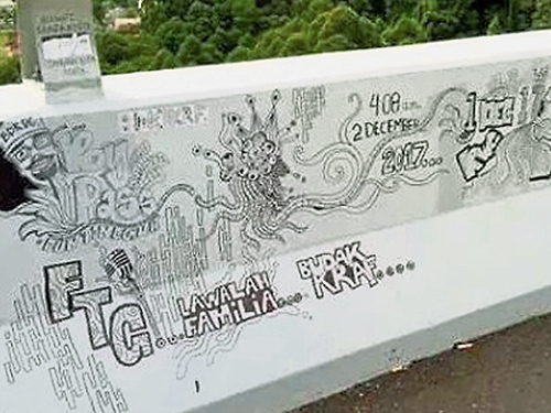 萬撓繞道通車不到一週，已遭人塗鴉。（取自面子書）