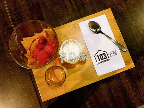 招牌推薦的草莓拿鐵（Strawberry Latte）, 用上冷凍的草莓，淋上溫熱的拿鐵，冷熱口感與眾不同。