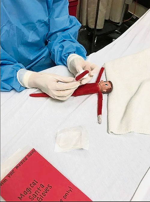 兒童醫院的醫生，替精靈娃娃縫補斷手。 