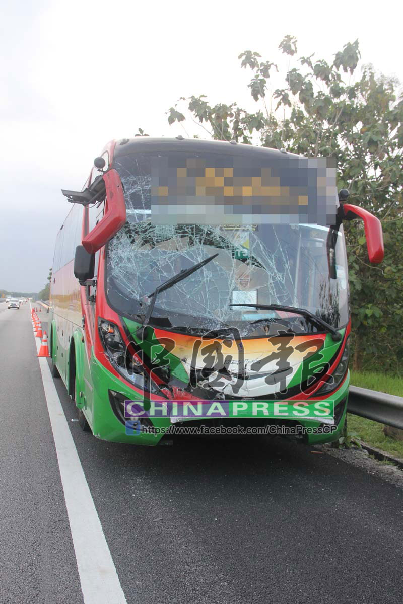  旅遊巴士閃避不及，與長途巴士相撞，導致車頭被撞毀。