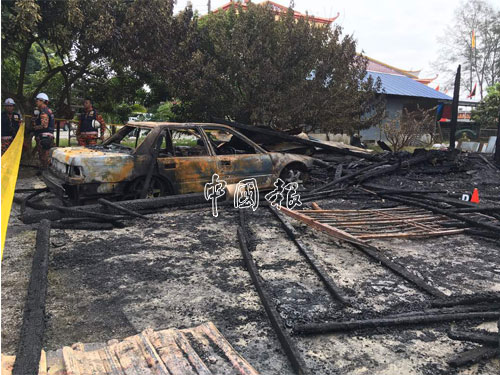 停泊在屋外的轎車也被燒至全毀。