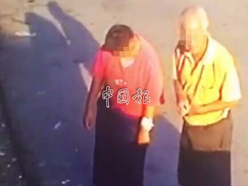 面子書視頻顯示，身穿黃色T恤的老漢，向紅衣女搭訕。 