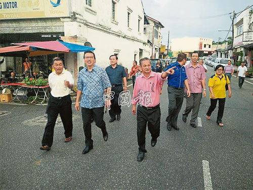  羅強（前排左）及薛智義（右）及其他馬華領袖，陪廖中萊一起巡視知知港大街。