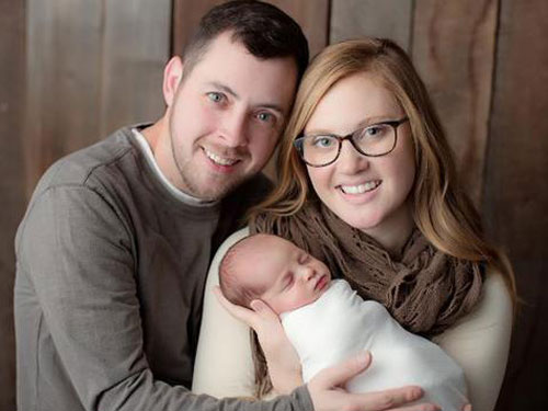    吉布森夫婦抱著新生嬰兒艾瑪合照。圖∕美國有線新聞網絡（CNN）