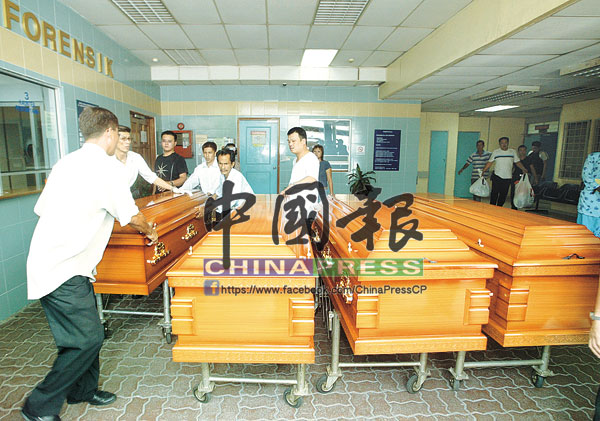 四具棺材並列排在吉隆坡中央醫院太平間，準備入殮四名死者的遺體。