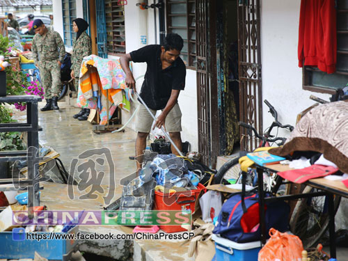 災民們在水災好轉後回到家園，傷腦筋的是棘手的清理工作。