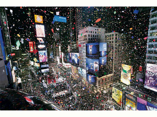  上百萬人不畏攝氏零下12度，擠在紐約時報廣場上一起看著水晶球倒數活動。隨著12點鐘聲敲響，成千上萬的彩紙飄滿時報廣場。（美聯社）