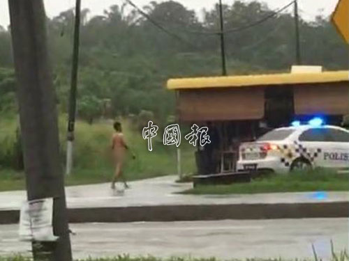  裸男淡定的“雨中漫步”，自行走向警車方向，自投羅網。