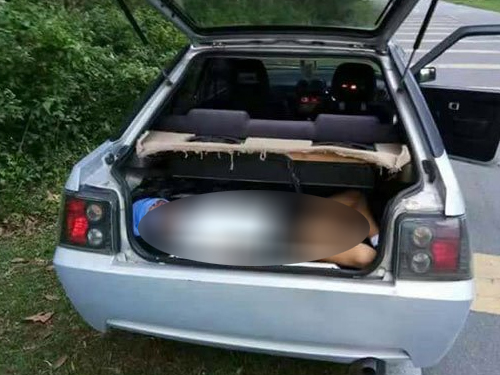 嫌兇將死者的屍體放在車尾廂，準備載到郊外丟棄。（圖取自Skuad Info Terkini面子書）