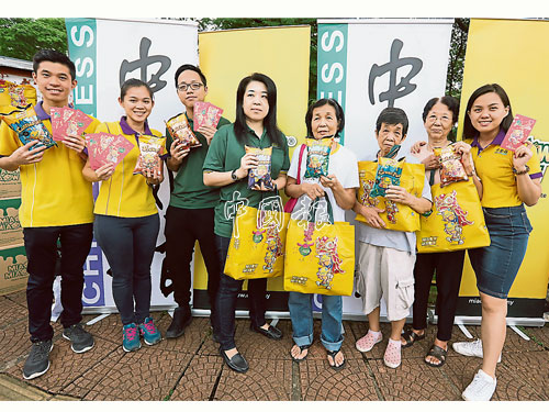 “剪報頭‧送Miaow Miaow零食”在甲洞衛星市進行，獲得讀者熱烈歡迎。左起為顏鋮翰、胡嘉瑩、周煒珏、陳碧秀及葉凱欣（右）。