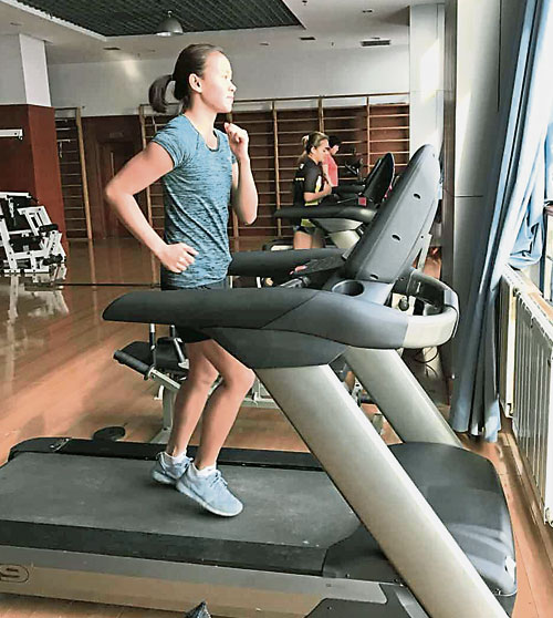 跳水隊繼續在中國訓練迎戰新一年的挑戰，潘德麗拉當地的第一堂課在跑步機上緩跑，逐步提升身體狀況。（張玉昆提供照片）