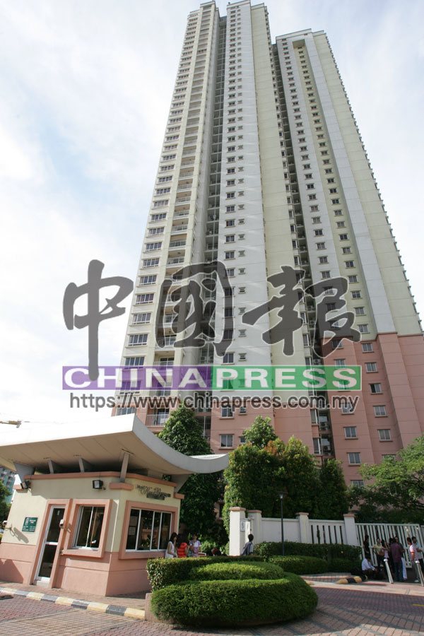 華裔男子以超過40萬令吉購下隆市滿家樂一間高級公寓19樓單位，沒想到打掃新居時，意外揭發一宗冰箱藏屍案。