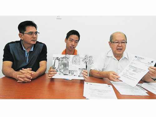  蕭廷峰向沈同欽（右）投訴申請公務員面對挫折，左為峇章區州議員林敬賢。