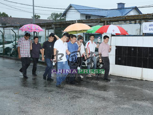 倪可敏（前排左2）冒著大雨，到怡保雙溪司南警局錄口供。 