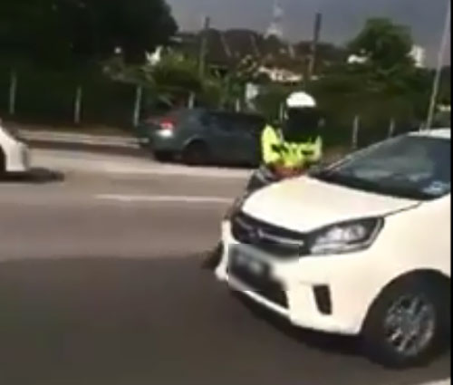  司機無視大道巡邏員的指示，停下轎車。 