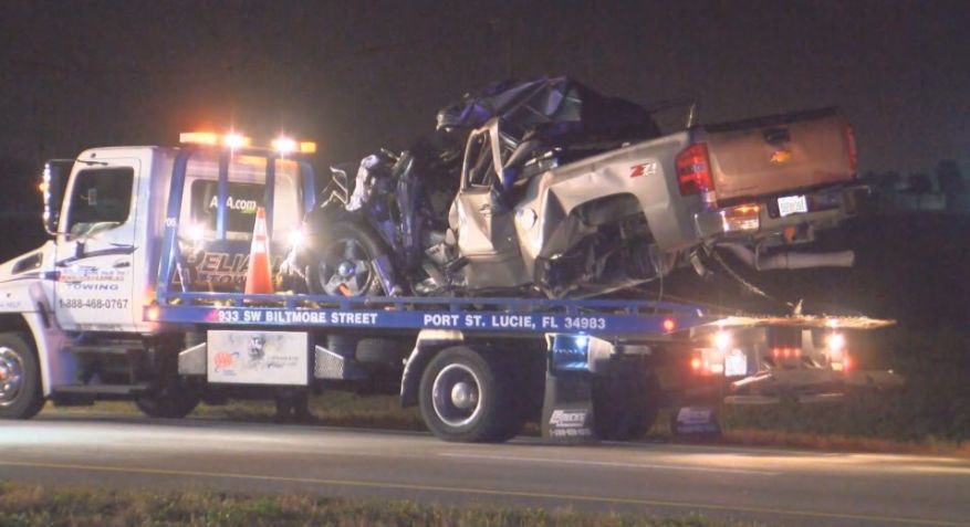 肇事者鲁尼撞毁的车，被拖车带离车祸现场。