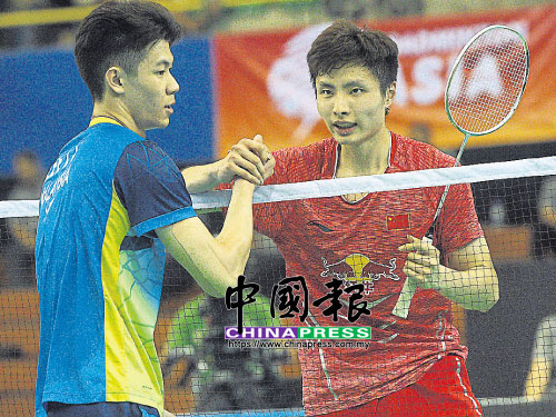 李梓嘉(左)不敵石宇奇,但發現不足是更大的收穫。