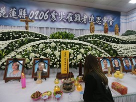 4000朵白菊伴琴音 花蓮公祭地震罹難者