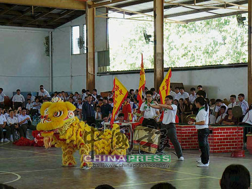 要是籌備時間允許，校方會在新春籌募前舉辦校內舞獅比賽，激發學生磨練和切磋，也藉此遴選較優秀的舞獅隊。