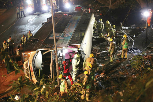 巴士翻側後，橫著車身向前衝約10公尺，再撞向前方一支燈柱始停，壓在車底的乘客慘死。