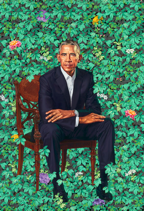  奧巴馬坐在一張木椅上，背景是滿滿的綠葉繁花。（美聯社） 