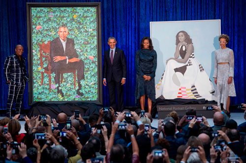 奧巴馬夫婦（中）為自己的肖像揭幕。（法新社）