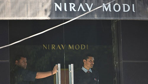 2月15日，印度執法機構對NiravModi房產進行搜查。圖片來源：視覺中國 