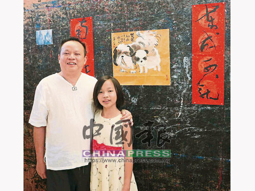  郭佳安及小柔父女對以親情為主題的“我和爸爸”的作品，感到滿意。