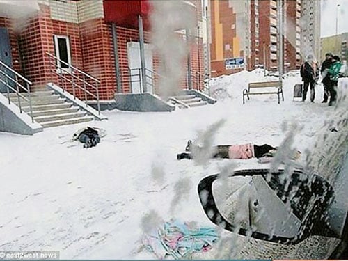 兩姐妹慘死在雪地上。