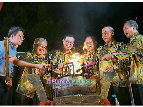  沈志勤（左起）、謝清淵、林冠英、楊元安、陳來福及羅興強主持點火儀式，為廟會開幕。