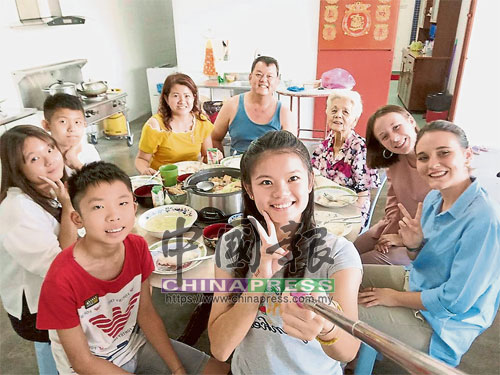  朱麗雅法拉利（右起）、艾米莉與陳蓉祈（前右）的家人，在新春佳節享用團圓飯。