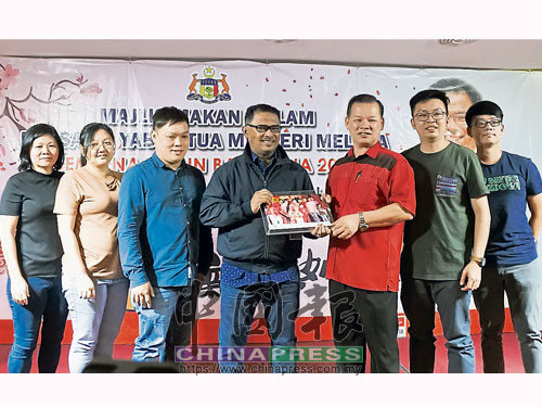 鍾君勝（右3起）與記者公會理事們，聯合贈送紀念品給依德利斯哈侖。