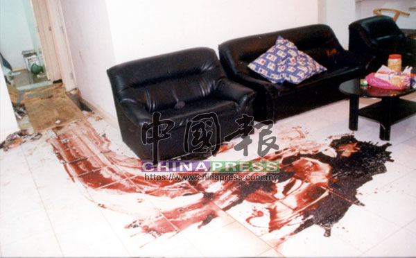案發單位內的客廳地板滿是血跡。 