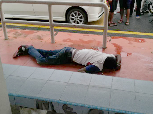死者在巴士站等候孩子放學時，遭兩名共乘摩哆的槍手在眾目睽睽下埋伏射殺。