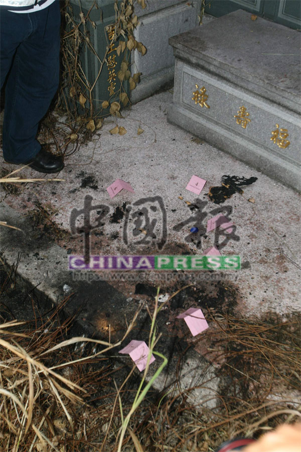 警方在壟尾福建公塚其中一個墳墓前，發現有燒屍所留下的燒焦痕跡。
