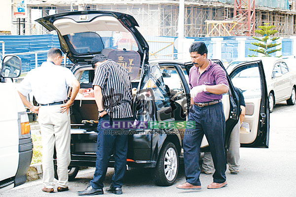 警方鑑證組人員重回王志良住家，在其黑色轎車內套取指紋做調查。 