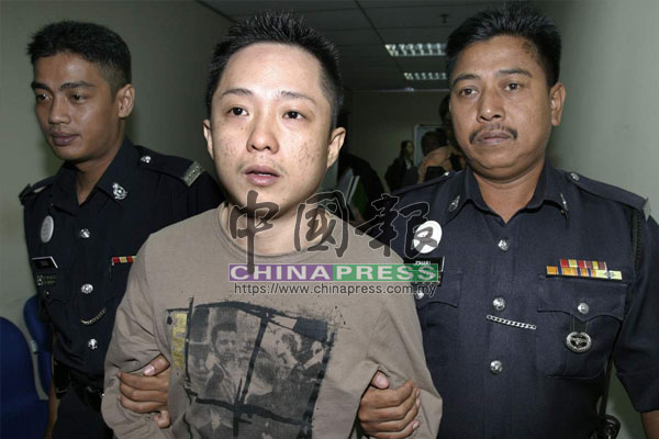 王志良被帶離法庭往警車時，眼睛泛紅。
